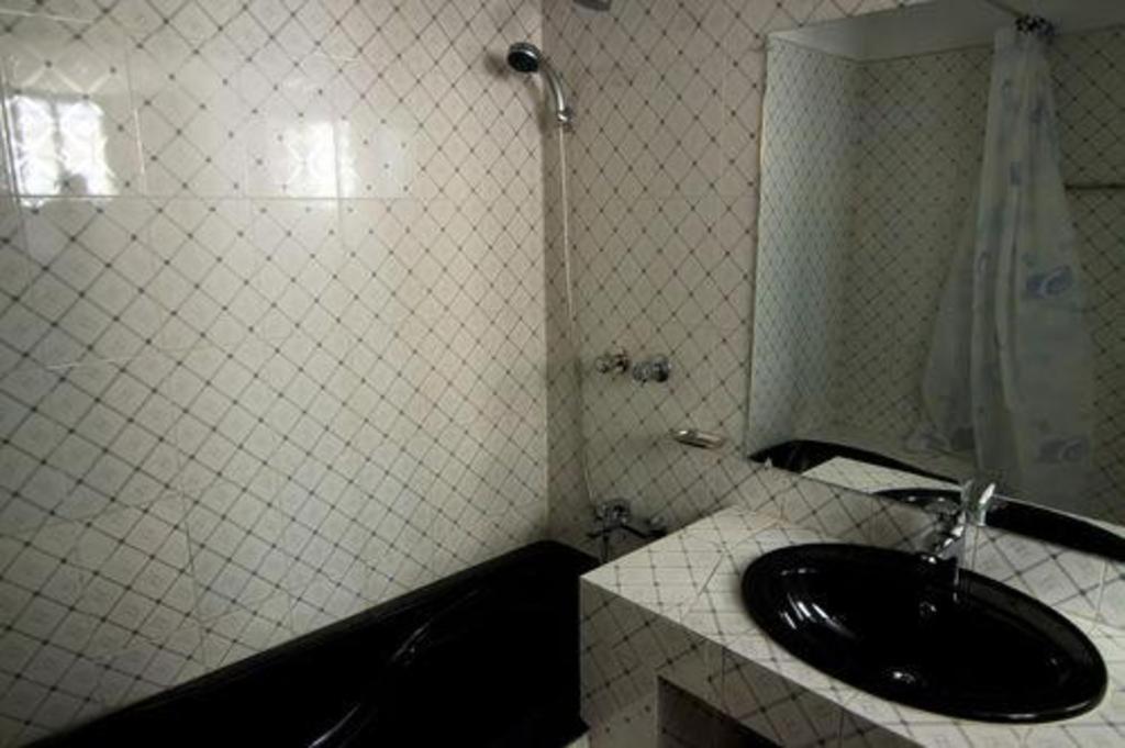 Tropical Daisy Hotel Dhaka Bagian luar foto