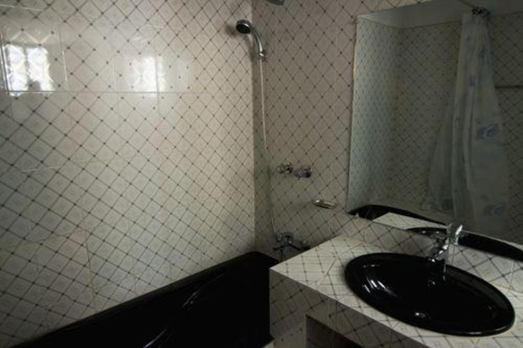 Tropical Daisy Hotel Dhaka Bagian luar foto